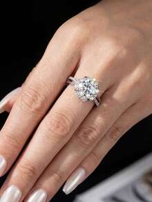 1枚1.0克拉五爪镶嵌莫桑石戒指，925纯银，优雅奢华，订婚/结婚/闺蜜生日/周年纪念礼物，新娘首饰 - 細款莫桑戒指-1ct - 查看 3