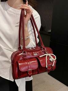 This Fashionable And Classic Solid Color Waterproof PU Material Clown Bag Features A Letter Graphic Design, With Multiple Pockets, A Shell Shape, And Dual Handles. It Can Be Carried As A Shoulder Bag Or Underarm Bag, And Comes With A Pendant Decoration. The Interior Can Hold Daily Necessities Like Lipstick, Keys, And Cosmetics. It Is Very Suitable For Travel, Shopping, Work, Parties, Dates, And New Year Celebrations. This Is A Retro Japanese Street Style Bag For Women. - 紅色 - 查看 7