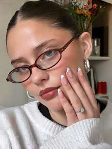 一副时尚优雅的女士椭圆形眼镜框，轻巧便携，设计精美 - 透茶 - 查看 2