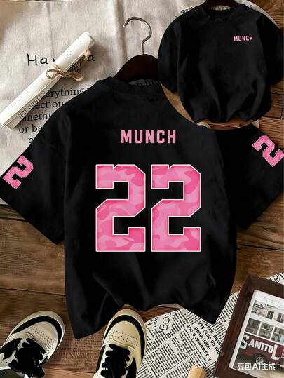 1件女士宽松露肩T恤 - “MUNCH 22”粉色迷彩数字印花，Y2K街头运动风，柔软透气圆领休闲上衣，适合周末聚会、音乐节、街拍、日常出行，女士及青少年图案T恤