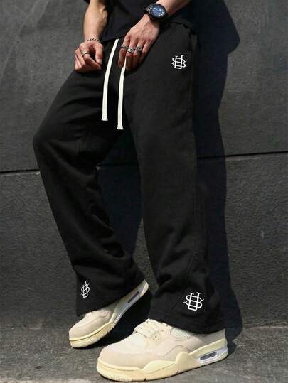 1 chiếc quần nỉ nam màu đen dáng rộng, thêu họa tiết, có gấu quần in ẩn, thích hợp mặc trong nhà và ngoài trời, cân bằng giữa sự thoải mái và phong cách, có thể làm quà tặng cho các cặp đôi, được làm từ 100% polyester với dây rút ở eo để điều chỉnh, có nhiều màu sắc để lựa chọn.