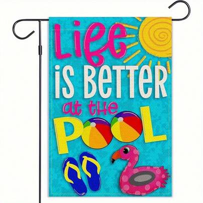 一面印有“泳池边的生活更美好”字样的花园旗帜，双面设计，采用涤纶材质，展现充满活力的夏日风情，图案包括火烈鸟和沙滩球。是美化泳池区域的理想之选。