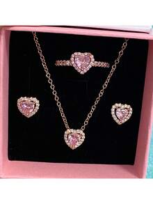 全新原创心形多色首饰套装，包含1对银耳环、1枚银戒指和1条银项链，共3件。采用低致敏材质打造，镶嵌璀璨夺目的圆形切割钻石和热情似火的红色心形元素，简约优雅的心形钻石点缀更添精致格调。是周年纪念、馈赠亲友、派对场合、日常佩戴以及表达爱意的理想之选。限量版。 - 套裝組合 - 查看 33