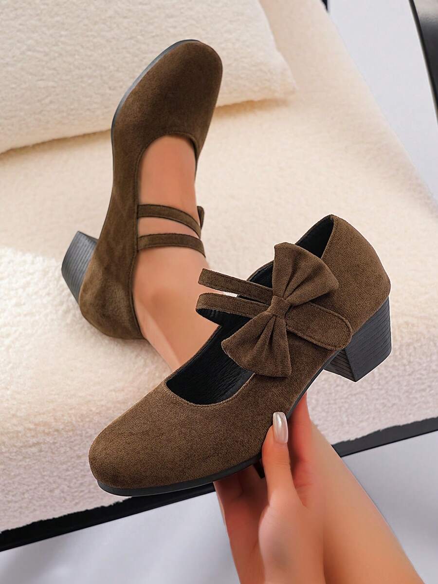 Giày cao gót đen cổ điển dành cho nữ cỡ lớn - Thiết kế mũi tròn - Kích cỡ 36-43 - Chất liệu nhung cao cấp, mềm mại và thoải mái - Giày cao gót đen, đế xuồng cao, màu trơn, kiểu dáng slip-on, đế mềm, gót dày - Thiết kế quai giúp chống trượt gót chân - Chất liệu cao cấp chống trượt gót chân - Giày slip-on mũi tròn chống trượt - Thời trang và đa năng