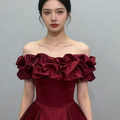 白色新娘婚纱，缎面无肩带婚纱配饰，露肩披肩，后背可调节