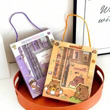 4件套可爱卡通主题文具套装，包括一套设计精美的铅笔套装（含铅笔）、尺子、橡皮、卷笔刀、笔记本，适合作为课堂奖励和返校用品。 - 多色 - 查看 9