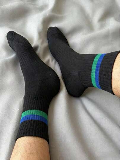 羽毛球袜，加厚毛巾布面料，吸汗防臭，透气中筒设计，专业运动袜，防滑，青少年适用