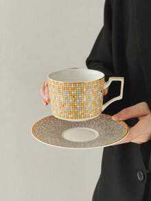 Bộ tách và đĩa cà phê kiểu Châu Âu, bộ tách và đĩa sứ sáng tạo độc đáo, bộ tách và đĩa trà chiều và tráng miệng tinh tế, tách và đĩa latte kiểu Anh cổ điển, cốc sang trọng dùng trong gia đình, cốc nước. Thích hợp cho nhà hàng, phòng khách, văn phòng. Màu vàng, bạc, kiểu dáng kiến trúc, tách và đĩa vuông. - Nhiều màu - Xem 7