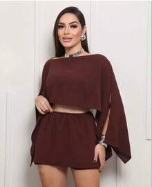 Conjunto casual feminino de duas peças com top cropped de gola canoa e shorts, confeccionado em tecido com elasticidade média. - Marrom - Visão 2
