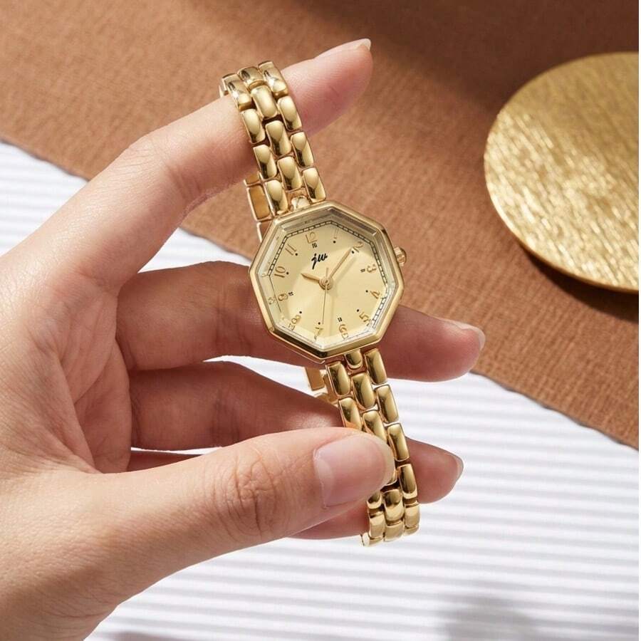 Un reloj de señora de cuarzo con tonos blancos, con un diseño de esfera hexagonal único, combinado con una correa de estilo de cadena delicada. Este es un elegante reloj analógico adecuado para el uso diario y ocasiones especiales. - Blanco - Ver 1