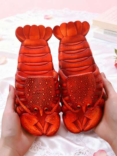 2026 Spring/Summer New Plus Size Men's Soft Bottom Slippers Size 47, Asymmetric Non-Slip Wear-Resistant Lightweight Flexible Slip-On Sandals, Indoor Casual Flip Flops, Outdoor Beach Slides, Novelty Funny Crayfish Design Unisex Slippers For Teens, Suitable For Cosplay, Parties, Photo Props. Uneven Painted Soles And Random Speckled Brown-Red Patterns On Uppers Are Normal Characteristics, Not Defects.