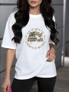 Águila majestuosa extendiendo sus alas sobre un paisaje de árboles y banderas simbolizando fuerza libertad y fe inspiradora con mensaje motivador bíblico camiseta de mujer cómoda informal 220g - Blanco - Ver 1