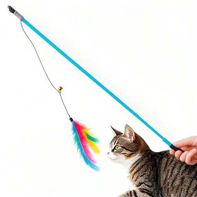 带铃铛的逗猫棒。仿合成纤维羽毛材质。猫玩具。合成纤维羽绒制品，猫毛逗猫棒，宠物玩具，互动游戏，趣味猫咪配件，轻巧设计，宠物专用材质，柔软羽毛，逗猫棒，适合猫咪