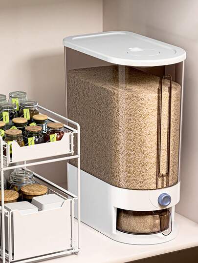 1 hộp đựng gạo áp suất, dung tích 20lb (khoảng 9kg), có màu trong suốt và màu đặc, rót gạo chỉ bằng một nút nhấn, bao gồm ngăn chống côn trùng và cốc đong, thích hợp để trong tủ hoặc trên mặt bàn, giúp kiểm soát khẩu phần chính xác và giữ cho gạo luôn tươi ngon.