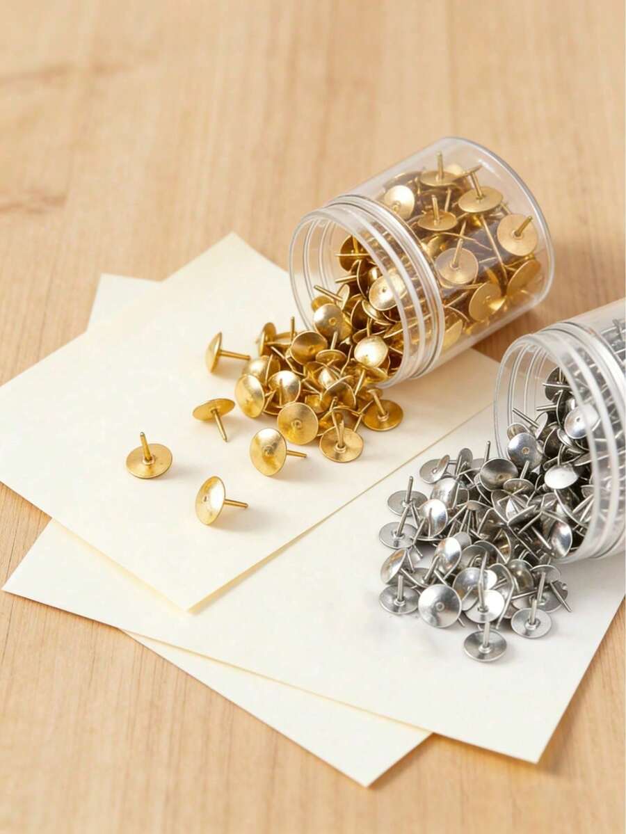 300 Stück Gold- und Silber-Reißnadelset mit transparentem Aufbewahrungsbehälter, glatte glänzende Metallausführung, stabile und dauerhafte Konstruktion. Kommt mit wiederverwendbarem transparentem Behälter für einfache Aufbewahrung und Transport. Ideal für Bürodokumente, Pinnwände, Wanddekoration, Möbel-DIY-Projekte, Heimdekoration und Handwerksarbeiten. Verbindet modisches Aussehen mit praktischer Funktionalität, perfekt für den täglichen Gebrauch und kreative Dekorationsbedürfnisse zu Hause, in der Schule und im Büro. - Stil A - Übersicht 1