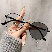 1 par de gafas de metal con montura redonda y minimalista, fotocromáticas, adecuadas para uso al aire libre - 1 pieza de marco negro que se vuelve gris - Ver 5