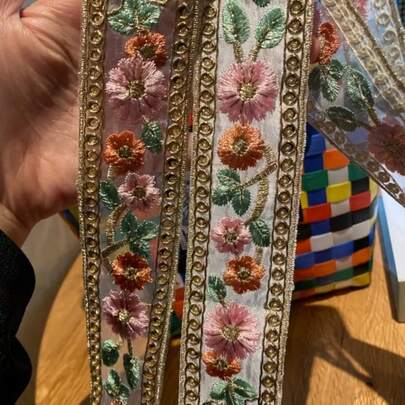 2码花卉刺绣流苏面料 | 手工装饰饰边，花卉图案，金色点缀，适用于工艺品制作和圣诞节/万圣节装饰，涤纶材质，混色