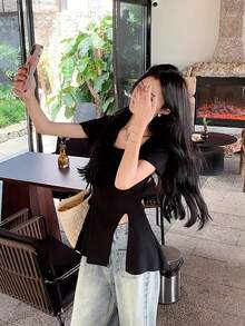 时尚黑色方领T恤，女士短袖修身款，下摆开衩，常规长度，适合度假和日常休闲夏季穿着。 - 黑色 - 查看 4