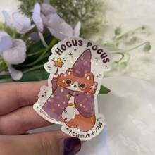 魔法猫贴纸 - 可爱的Q版魔法猫手持魔杖和魔法书 - 可重复使用的防水乙烯基贴纸，适用于日记本、计划本、笔记本电脑、手机 - 魔法帽和星星图案（适合粉丝） - 彩色 - 查看 1