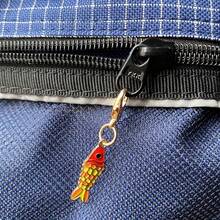 5个可爱卡通鱼形钥匙扣 - 背包夹、时尚创意钥匙圈、汽车包挂件、女士配饰，锌合金材质，简约风格，节日派对完美礼物 - 彩色 - 查看 8