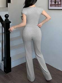 Bộ đồ nữ màu xám nhạt gồm áo crop top cổ trái tim thắt nơ phía trước và quần ống rộng cạp cao, kiểu dáng giản dị nhưng gợi cảm, phù hợp cho công sở, đi làm, đi chơi hàng ngày và ở nhà, chất liệu co giãn ôm sát, thích hợp cho mùa xuân/hè. - đốm xám - Xem 2