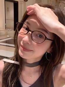 一副复古优雅圆形镜框透明镜片眼镜，适合打造素颜日常通勤穿搭造型。 - 彩色 - 查看 8