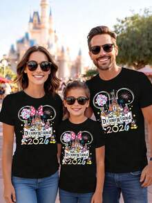 Disney 1PC Round Neck Short Sleeved Cartoon T-Shirt For Family Wear, With Cartoon Print Design, Perfect For Family Travel And Vacation Style. This Is A New Short Sleeved T-Shirt For 2026, An Ideal Choice For Mother's Day, Suitable For Both Men And Women. Made Of High-Quality Pure Cotton, Comfortable And Breathable All Year Round. With Its Exquisite Design, It Is The Preferred Gift - 男人 - 查看 1