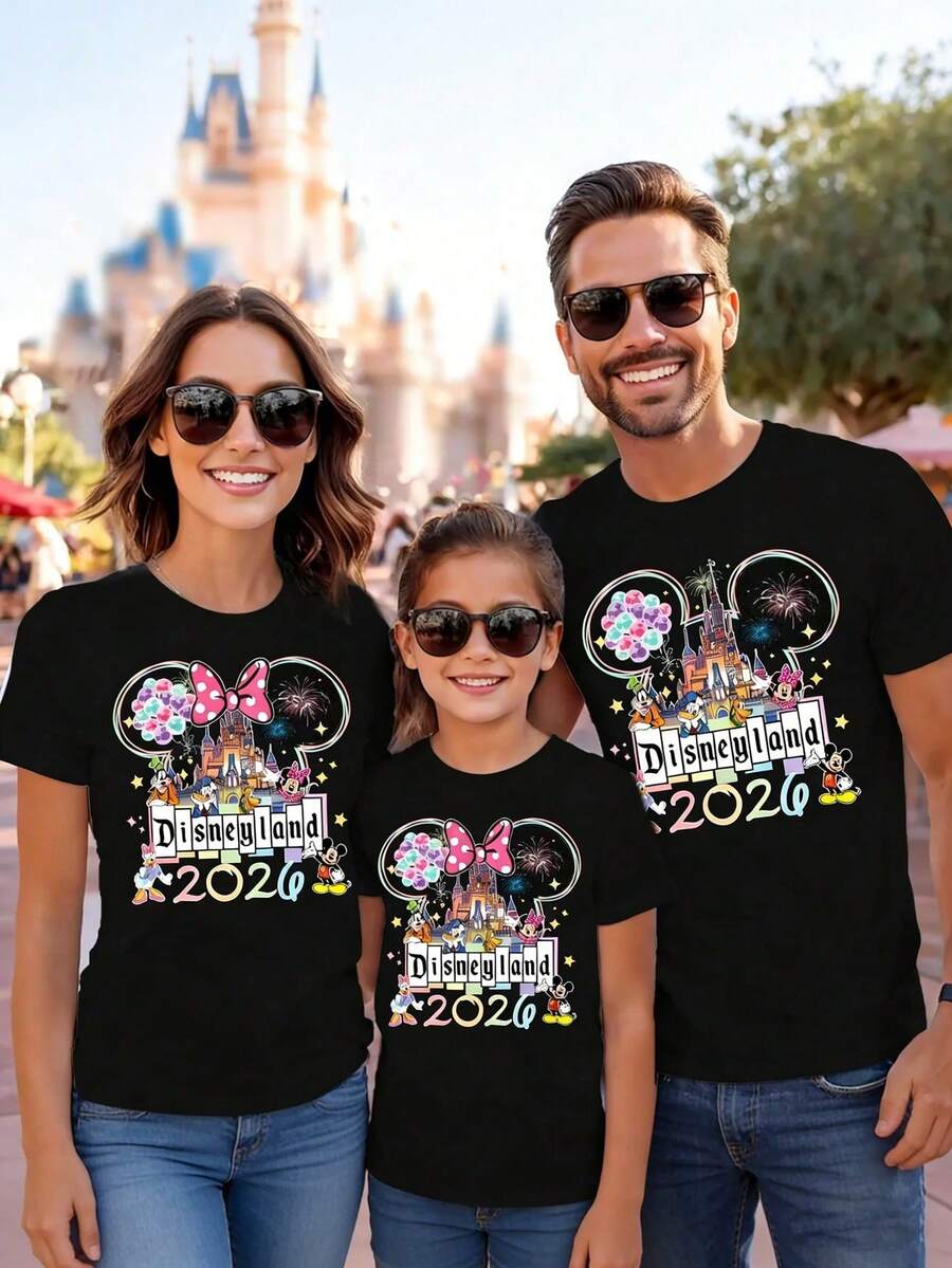 Disney 1PC Round Neck Short Sleeved Cartoon T-Shirt For Family Wear, With Cartoon Print Design, Perfect For Family Travel And Vacation Style. This Is A New Short Sleeved T-Shirt For 2026, An Ideal Choice For Mother's Day, Suitable For Both Men And Women. Made Of High-Quality Pure Cotton, Comfortable And Breathable All Year Round. With Its Exquisite Design, It Is The Preferred Gift - 男人 - 查看 1
