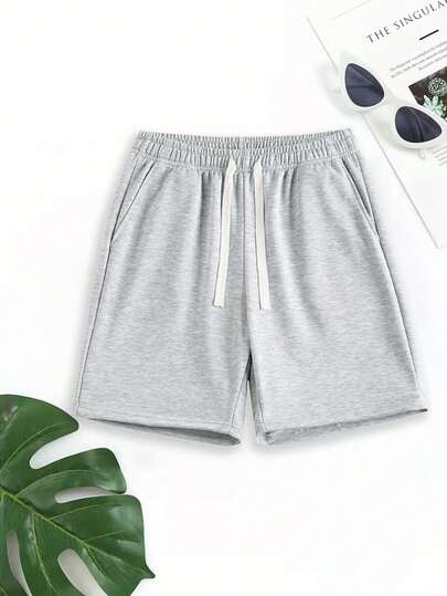 一件黑色休闲短裤，以简约设计诠释休闲态度，柔软面料带来全天舒适感，无论是街头时尚还是休闲居家，都能让您轻松在时尚与舒适之间切换，展现您时尚绅士的风范。