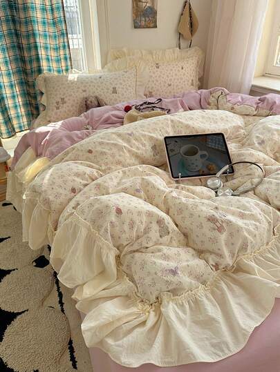 四件套花卉蕾丝床上用品，柔软舒适，可爱的熊和草莓花图案，透气柔软，四季皆宜。套装包含：1个被套、1个床单、2个枕套（不含填充物），适用于卧室、宿舍、家庭使用，多种尺寸可选。