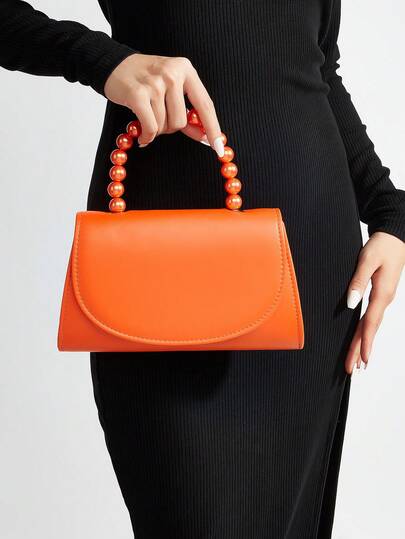 REMANLAND 这款甜美少女风的PU手提包，配有珍珠串珠手柄和半月形翻盖，采用柔软的PU材质，造型可爱迷人。无论是休闲约会、早午餐聚会还是周末小聚，都能轻松驾驭，为日常穿搭增添一抹甜美气息。是送给女性的理想礼物。