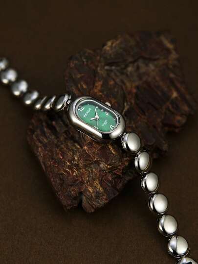 这款银色椭圆形女士石英表设计精致时尚，小巧精致，适合日常佩戴，是馈赠佳品。