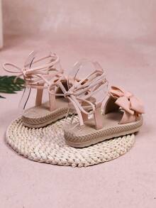 1双粉色儿童平底沙滩凉鞋，纯色柔软面料，大蝴蝶结，交叉弹力带，套穿式设计，圆头，弹性柔软防滑鞋底，时尚可爱学院风罗马凉鞋，适合女学生休闲、沙滩、校园穿着，春夏新款 - 粉色 - 查看 4
