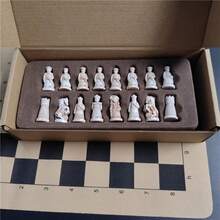 11英寸复古树脂国际象棋棋子及皮革棋盘套装，3D兵马俑棋子，娱乐游戏 - 卡其色 - 查看 9