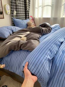 Bộ ga trải giường 2/3 món họa tiết hoa, nơ, sọc và caro, gồm 1 ga trải giường và 1/2 vỏ gối, chất liệu mềm mại, thoáng khí, có thể giặt máy, phù hợp với giường đôi, giường cỡ Queen và King. - Xám - Xem 1