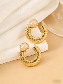Pendientes de aro chapados en oro de 18K de acero inoxidable - Superficie pulida suave, pendientes de perla con forma de C. Estos pendientes hipoalergénicos son resistentes al desvanecimiento, perfectos para uso diario o como regalo para amigos. - Dorado - Ver 3