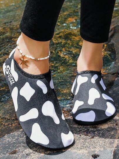 奶牛纹休闲鞋，多场景适用：黑色鞋面搭配白色奶牛纹，百搭休闲，也可作为涉水鞋或沙滩鞋，应对潮湿环境。贴合舒适，活动自如，适合居家、轻度户外漫步和健身训练，男女皆宜。轻便透气，完美满足日常穿着和轻度户外活动的需求。