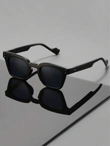 一副男士全黑厚框方形太阳镜，UV400 防晒，简约健身风格，适合健身和运动场合。 - 彩色 - 查看 3