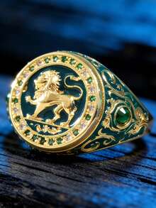 这款男士戒指设计精美，整体风格复古别致。戒指中央是深蓝色珐琅底，上面浮雕着一头金色雄狮。雄狮鬃毛卷曲，前爪高举，姿态威武雄壮。 - 彩色 - 查看 11