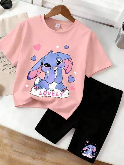 Bộ đồ hè thường ngày cho bé gái, áo thun ngắn tay màu hồng in hình chú thỏ hoạt hình, phối cùng quần short đen cùng họa tiết, dễ thương và năng động, phù hợp cho mặc hàng ngày hoặc đi học.