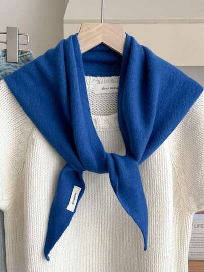 一条流苏三角围巾，用途广泛，保暖舒适，适合冬季佩戴，可作头饰或时尚多功能礼品。