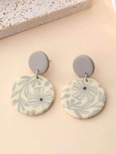 一对手工制作的软陶双色花朵耳环，自然美观的中性风格，适合派对、外出、度假和日常佩戴。