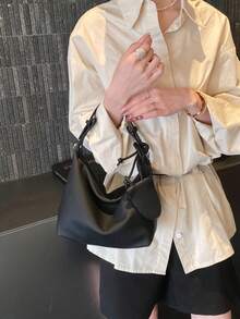 This Simple Crescent-Shaped Women's Handbag Comes With A Matching Small Charm. It Features An Adjustable Shoulder Strap And Is A Modern, Elegant, And Commuter Bag. Made Of High-Quality, Wear-Resistant, Waterproof, And Scratch-Resistant PU Material, It Boasts A Premium Hardware Zipper Closure For Easy Access. It Is Suitable As A Gift For Friends, For Shopping, Dates, Commuting To Work, Taking Photos, Business Trips, And Travel. - Black - View 3