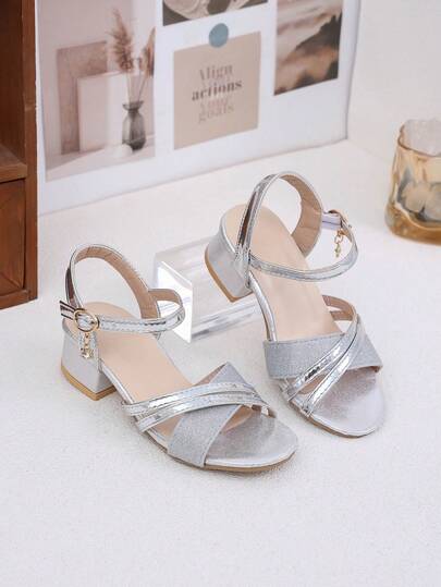 一双金色亮片高跟女鞋，亮面皮革交叉绑带，圆头粗跟防滑，搭扣装饰，时尚公主风厚底凉鞋，适合休闲、度假、上学、派对、春夏等场合。