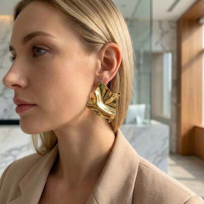 Orecchini a bottone irregolari a onde color oro, orecchini oversize in metallo minimalisti e di per uso quotidiano delle donne