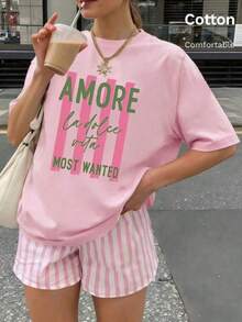 女款粉色圓領短袖T恤，休閒落肩設計，印有「Amore La Dolce Vita」標語，輕量針織上衣，適合夏季時尚外出 - 粉色 - 查看 7