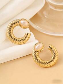 Pendientes de aro chapados en oro de 18K de acero inoxidable - Superficie pulida suave, pendientes de perla con forma de C. Estos pendientes hipoalergénicos son resistentes al desvanecimiento, perfectos para uso diario o como regalo para amigos. - Dorado - Ver 2