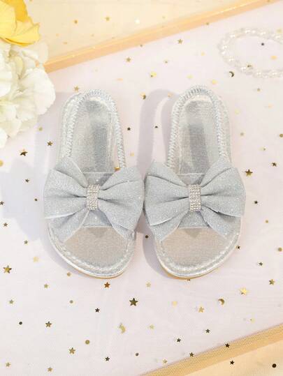 1 Pair Silver Toddler Girls' Flat Sandals, Glittery Star Leather + Rhinestone Bow Decor, Elastic Back Slip-On Design, Round Toe Soft Non-Slip Sole, Luxury Cute Princess Style Beach Sandals, Suitable For Daily, Holiday, Party, Spring/Summer New Arrival