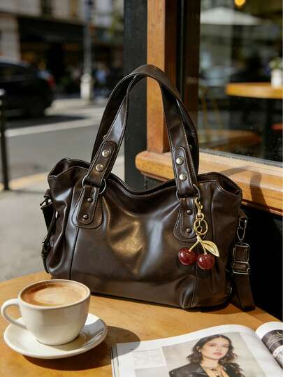 Este bolso de hombro de unicolor, clásico y de moda, de gran capacidad, está diseñado con un material de PU vintage y decorado con un colgante de cereza. Equipado con cremallera, lo convierte en una opción ideal para bolsos de mujer para ir al trabajo. Es muy adecuado para ir de compras, viajar y para el transporte diario y otras ocasiones.
