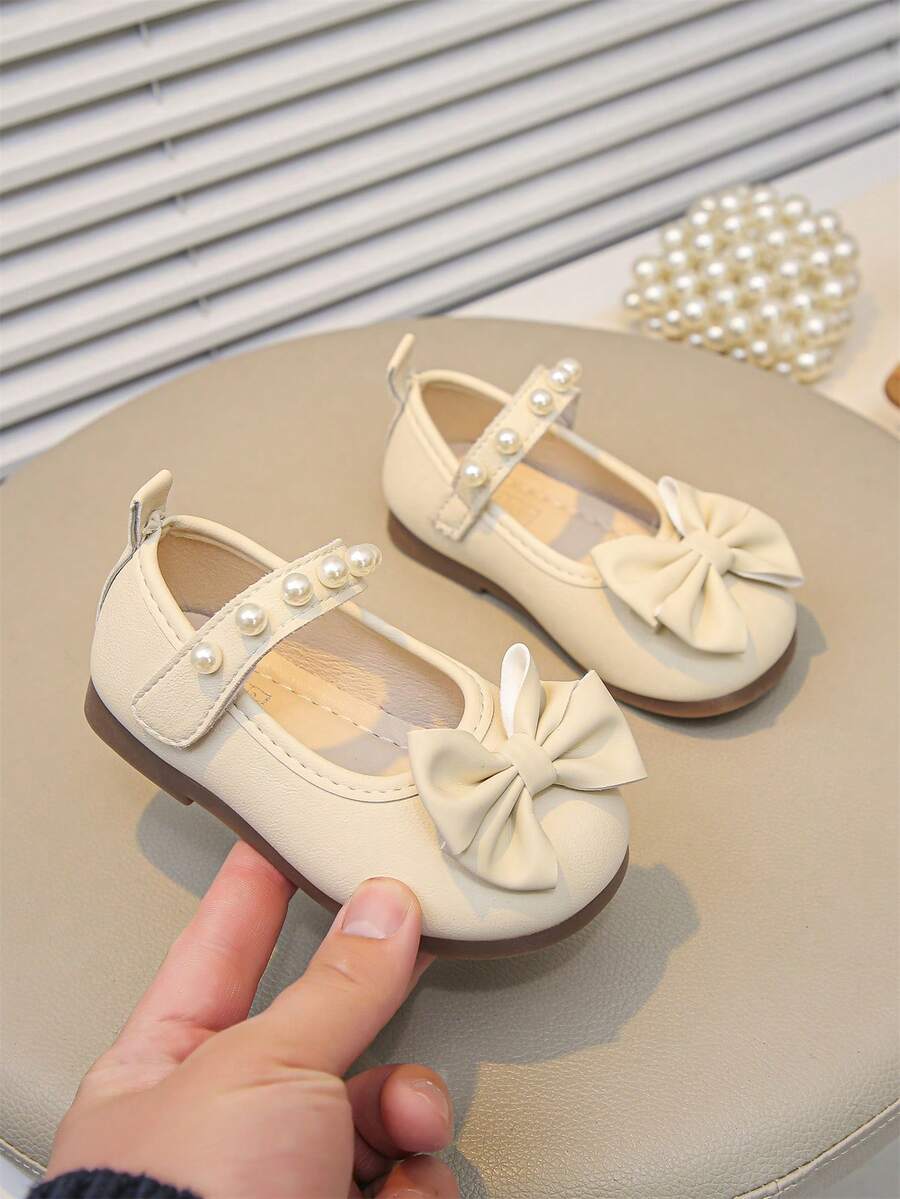 1 đôi giày bệt cho bé màu be dễ thương, thiết kế đính ngọc trai, đế mềm chống trơn trượt, thích hợp cho mùa xuân, hè, thu và đông. - Màu be - Xem 1